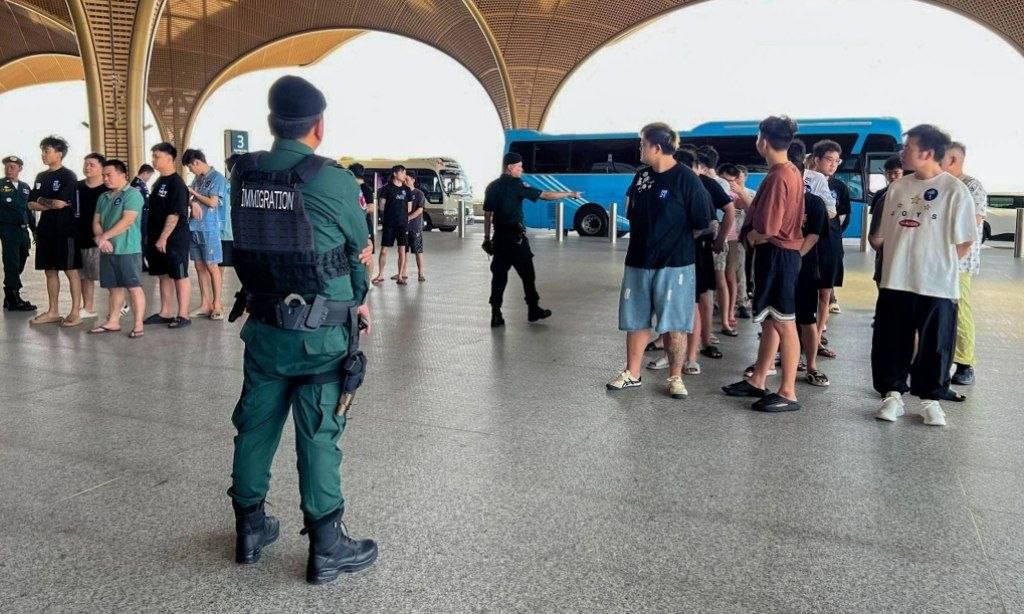 柬埔寨方面继续加码清剿电诈,327名中国籍人员被通过专机从德崇国际机场直接遣返回中国。